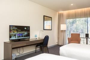 克利夫兰亚历山德拉山汽车旅馆的酒店客房设有一张书桌,电视