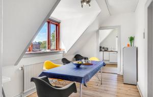 奥特鲁普Pet Friendly Apartment In Otterup With Kitchen的一间配备有蓝色桌子和椅子的用餐室