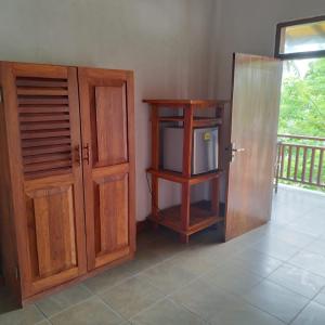 肯克拉哈巴拉杜瓦海滨别墅 的配有电视、橱柜和门的房间