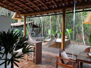托兰克索Casa Viva Trancoso的一个带吊床和桌椅的庭院