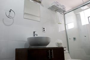 提华纳HOTEL MISION 11的一间带水槽和淋浴的浴室