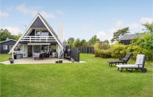 莱姆维Stunning Home In Lemvig With House Sea View的一座带草坪的屋顶房屋