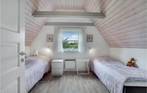 莱姆维Stunning Home In Lemvig With House Sea View的一间卧室设有两张床和窗户。