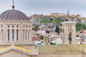 雅典AboV Athens的一座城市顶部带圆顶的建筑
