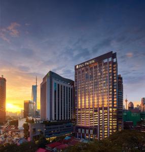 吉隆坡Pan Pacific Serviced Suites Kuala Lumpur的一座建筑,上面写着“天使”字样