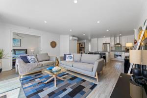 纳鲁马Unit 6 Boardwalk Apartment的客厅配有沙发和桌子