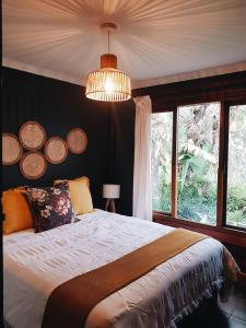 克尼斯纳The Wild Edge Last Light Cottage的一间卧室设有一张床和一个大窗户