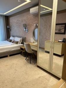 普罗夫迪夫City Park INN - Art Studio的一间卧室配有一张床、一张桌子和一面镜子