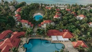 贝隆布尔Tamassa Bel Ombre的享有带游泳池的度假村的空中景致