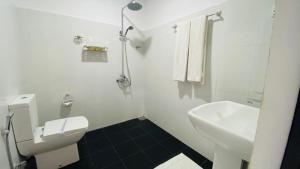 埃拉Onestar Ella的白色的浴室设有水槽和卫生间。