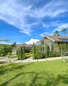 库德岛Shantaa Resort, Kohkood的一座带栅栏和草地庭院的房子