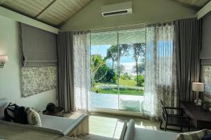 库德岛Shantaa Resort, Kohkood的客厅设有海景大窗户