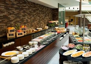 浦安东京湾舞滨酒店的包含多种不同食物的自助餐