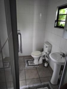 马盖特Aloe Cottage - Ramsgate Ramble Rest的一间带卫生间和水槽的浴室