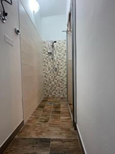 维泰博L'Acero di STALL的带淋浴的浴室和瓷砖地板。