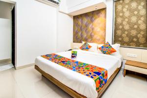浦那FabExpress Marvel Bliss Viman Nagar的一间卧室,卧室内配有一张大床