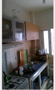 卡萨布兰卡Appartement Aznavour的厨房配有水槽和炉灶 顶部烤箱