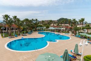 达利安凯斯金酒店的享有度假村游泳池的顶部景致