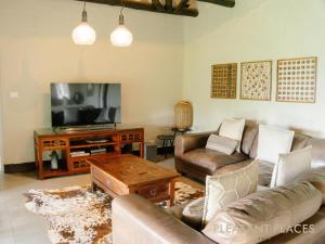 LidgettonPleasant Places By Sanaandi的带沙发和电视的客厅