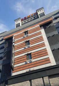 水原市Boutique Hotel XYM的棕色和白色的建筑