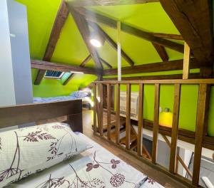 里耶卡Das Hostel Rijeka的一间拥有绿色墙壁的卧室和一张位于客房内的床