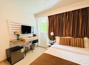 香港碧涛轩的酒店客房配有一张床、一张书桌和一台电视。