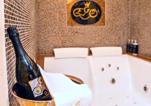 威尼斯EGO' Boutique Hotel - The Silk Road的浴缸旁的桶里一瓶香槟