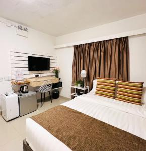 香港碧涛轩的一间卧室配有一张床、一张书桌和一台电视