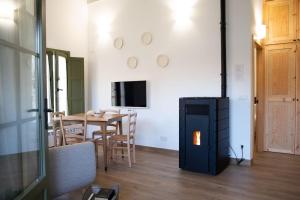 库迪列罗Casa Rural Monte Zarro的客厅配有燃木炉灶和桌子