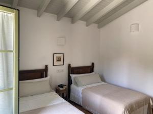 库迪列罗Casa Rural Monte Zarro的一间卧室配有两张床和镜子