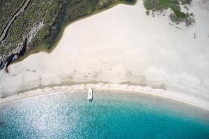 AchlaOnar Andros的海滩旁的水面上的帆船
