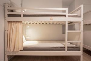 Ruifang瑞芳驿青旅民宿的一间卧室配有两张双层床。