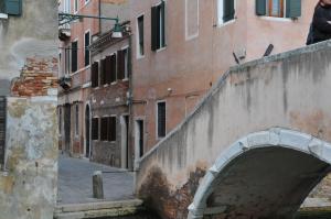 马格拉Hotel Lugano Torretta的穿过运河的桥梁的人