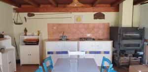 科米索Bellona 319的厨房配有桌椅和炉灶。