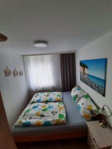 萨斯尼茨Villa Bella Vista - Meerblick 2的小卧室配有带床罩和枕头的床