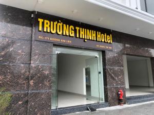 荣市Trường Thịnh Hotel的一座建筑,上面有读到翻版的字条