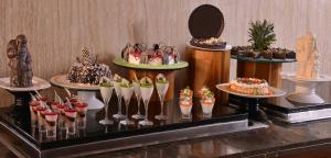 钱德加尔昌迪加尔潘切库拉假日酒店的桌上的纸杯蛋糕和甜点