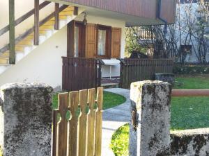罗阿纳Elisa's Home的房屋前的木栅栏