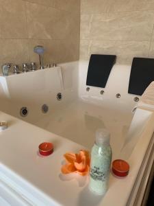 敦夫里亚AIR FERVENZA的浴缸里装有一瓶肥皂和橙花