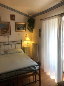 PianelloEtruscan residence Perugia的一间卧室设有一张床和一个大窗户