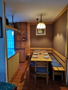罗阿纳Elisa's Home的一间带桌椅和吊灯的用餐室