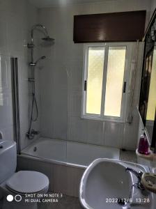 洛维奥斯Secondary home的带淋浴、浴缸和盥洗盆的浴室