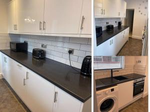 PembertonModa House Wigan - Beautiful 4 Bed Property的厨房配有白色橱柜和黑色台面