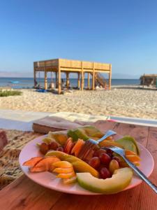 塔巴Yasmina Beach的海滩附近的桌子上放着一盘水果和蔬菜