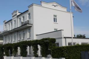 格洛米茨希尔莫维酒店的前面有旗帜的白色建筑