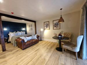 马莱格西高地酒店的卧室配有一张床和一张桌子及椅子