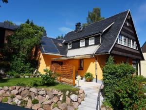 库罗阿尔滕堡Ferienwohnung Splitek的屋顶上设有太阳能电池板的房子