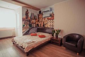 切尔尼戈夫莫乐科斯公寓式酒店的一间卧室配有一张大床和一把椅子
