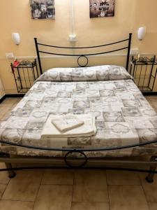 热那亚菲奥里塔旅馆的一张床,床架