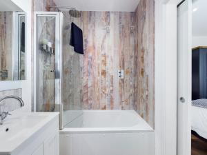 罗斯奈格尔Driftwood Boutique Guest House的带浴缸和盥洗盆的浴室
